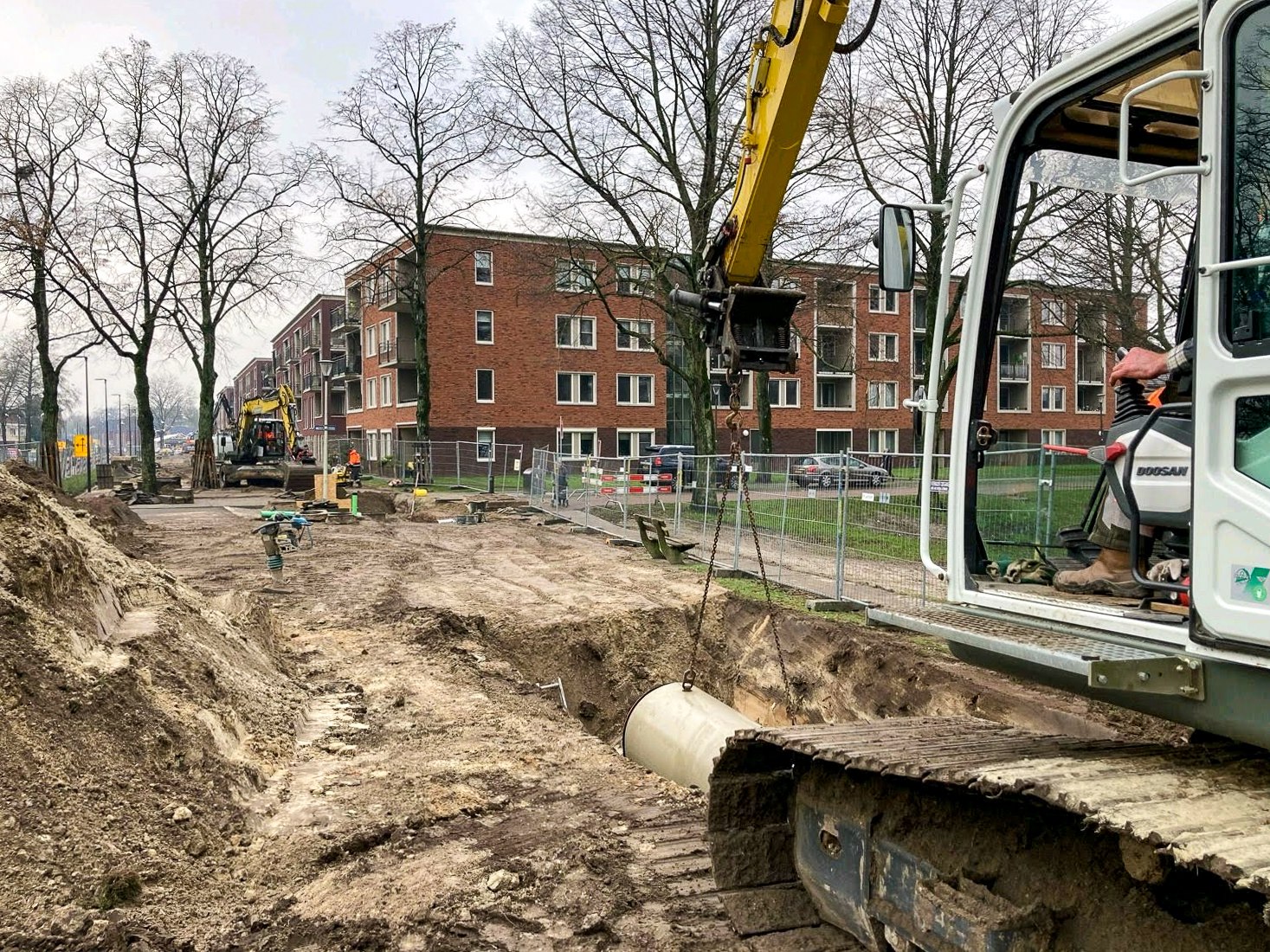 Eerste week van het nieuwe jaar weer verder gegaan met herstructurering Gageldonk-West deel 3 en 4 iov Gemeente Bergen op Zoom . Een van de laatste vuilwater rioleringen is een voorbereiding op de toekomst. Bestaande Overstort leiding is verwijderd/ afgekoppeld ( incl overstort muur in bestaande put) en nieuwe beton eibuis 800/1200 van 3 meter lang aangebracht voor de toekomstig riool richting Gagelboslaan. Buizen komen van De Hamer Beton B.V. Vorig jaar is nieuwe regenwater riolering al aangebracht met een uitstroombak met terugslagklep naar de bestaande waterloop van de Vijverberg.