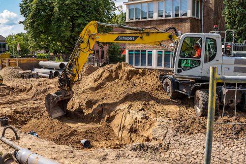 16 leerlingen op bezoek bij Schapers, Oome, Brabant groen. De Doe-Klas is een groep leerlingen van verschillende basisscholen uit de regio. Zij maken kennis met de vakgebieden techniek, zorg & welzijn en economie& ondernemen. De Doe-klas is een initiatief van Stichting Uniek, Stichting SKOD en het Dongemond College.